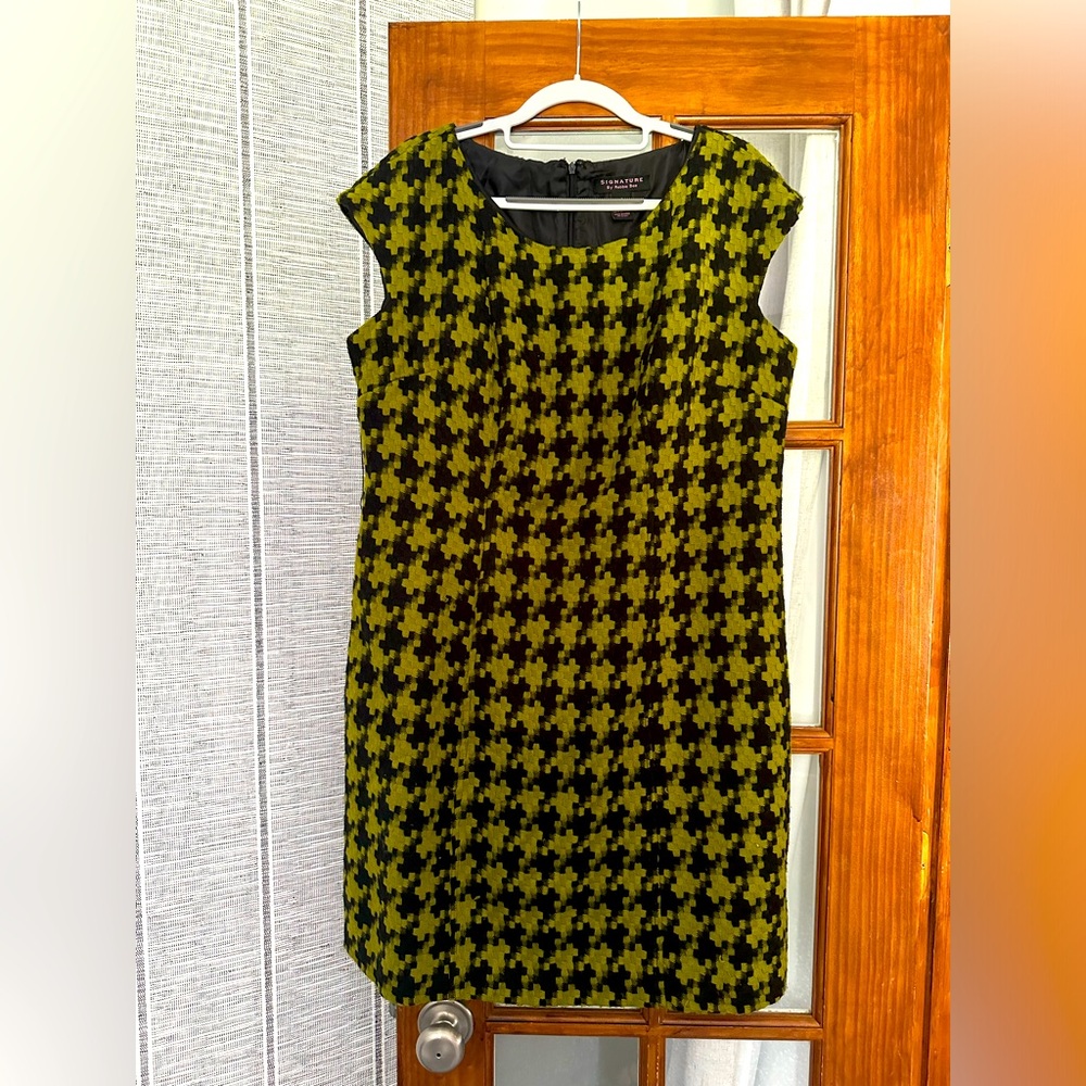 Great wear-to-work dress! Green and black houndstooth!